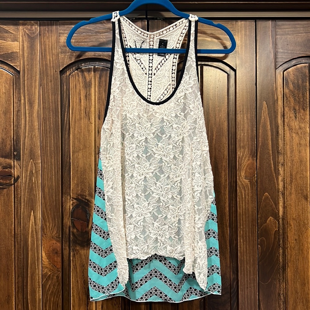 Ladies BKE Small flowy white lace front, turquoise chevron back